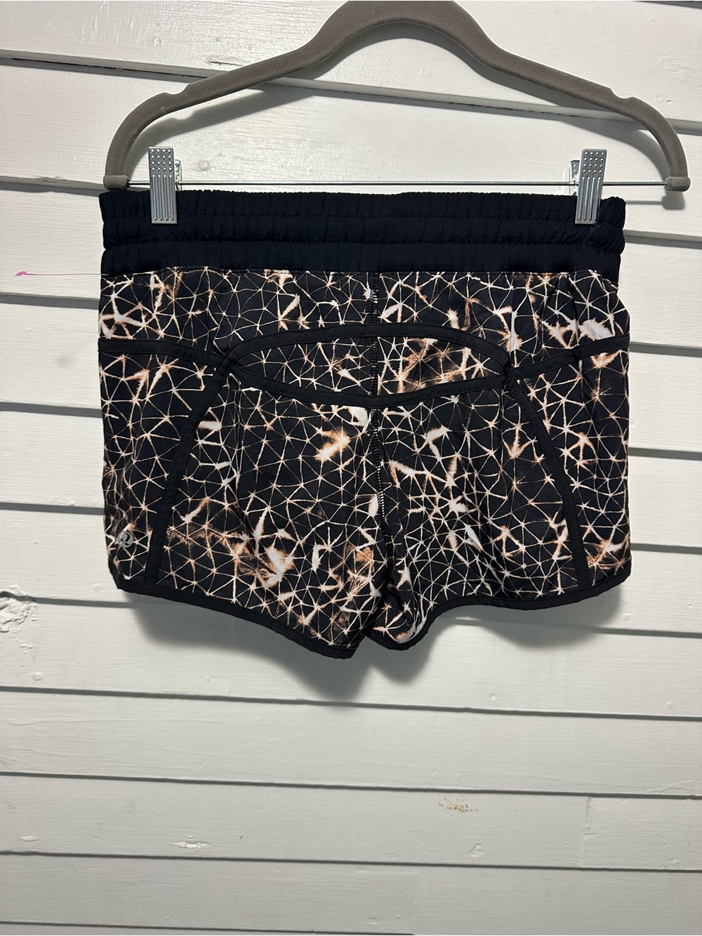 Lululemon size 6 tracker shorts